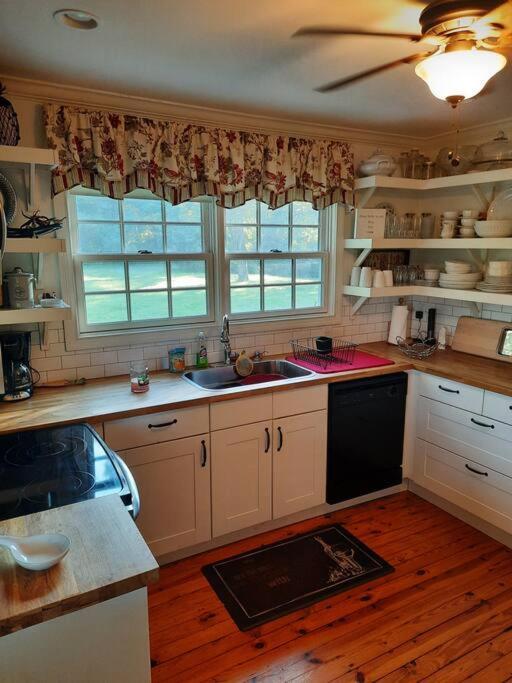 Charming Cottage On A City Farm! Lexington Exteriör bild
